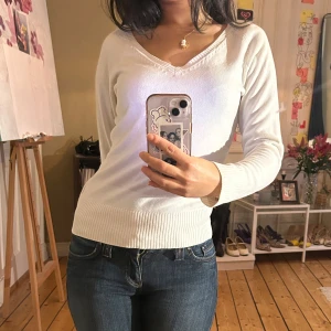Vit långärmad topp  - Tjockare långärmad topp med v-urringning 🫧 Storlek S-M 🤍