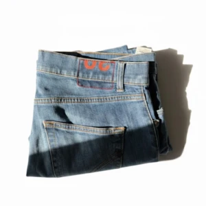 DONDUP QUENTIN - Snygga blå jeans från Quentin med regular fit och klassisk femficksdesign. Jeansen har raka ben och normal passform, tillverkade i slitstarkt denim med ljus tvätt och kontrastsömmar. Perfekta för dig som gillar en enkel och clean stil.