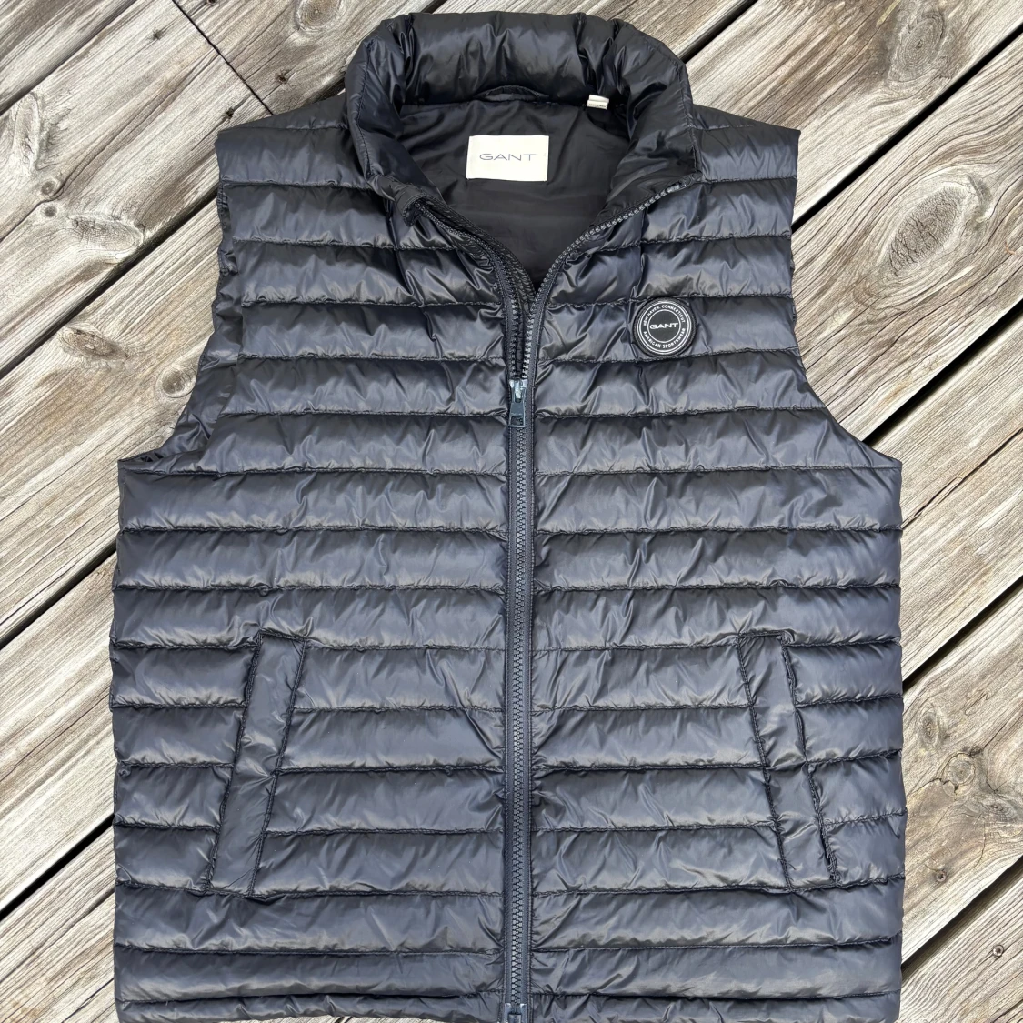 GANT SVART SHINY LIGHT PADDED DOWN VEST