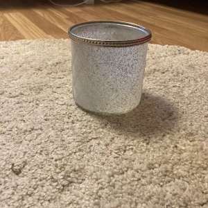 Kruka - Kruka med silverkant. Passar för tex orkideer som behöver lite ljusgenomsläpp. 