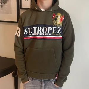 Olivgrön hoodie Geographical Norway - Skit snygg oliv grön hoodie från Geographical Norway. Den är storlek S men lite liten i storleken så den passar även XS