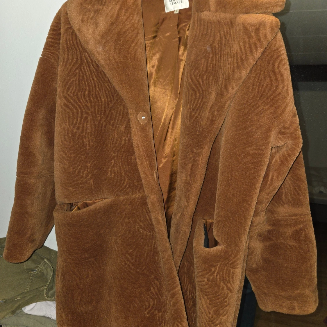 Brun teddyjacka från Selected Femme