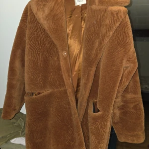 Brun teddyjacka från Selected Femme - Säljer en brun teddyjacka från Selected Femme med bred krage och stora fickor. Sparsamt använd. Storlek S. 300kr 