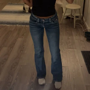Blå bootcut jeans från Gina Tricot - Snygga blå jeans från Gina tricot i bootcut-modell. Jeansen är använda nån gång och har därmed inga defekter. Skriv för frågor eller funderingar❤️