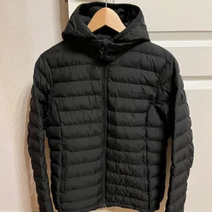 Peak performance jacka - Svart peak performance jacka i storlek M, använd men fint skick