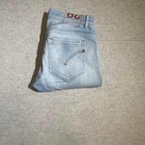 Dondup George  - Feta dondups i moddelen George i mycket fint skick bara att fråga vid funderingar pris går att diskuteras vid en snabb affär 