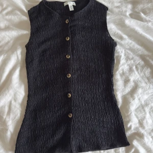 Svart topp - Svart topp i storlek xxs men passar xs/s då den är stor i storleken. Använd en, gång bra skick.