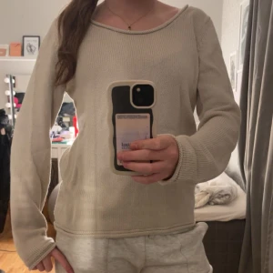 Beige stickad tröja från Esprit - Säljer en beige stickad tröja från Esprit i storlek L. Tröjan har en avslappnad passform med långärmade ärmar och en bred, något bågformad halsringning. Perfekt för att chilla hemma eller hänga med kompisar. Mjuk och skön kvalitet i bomull.