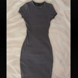 Grå tight klänning - En grå tight klänning som är helt oanvänd. 