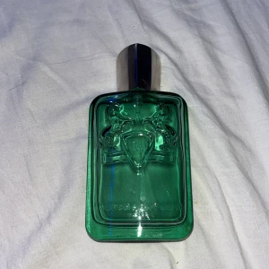 Parfums de Marly Greenley 125ml - Greenley Eau de Parfum från Parfums de Marly. Flaskan rymmer 125 ml och är tillverkad i Frankrike. Halva flaskan kvar ish mer eller mindre dvs 62ml typ. 