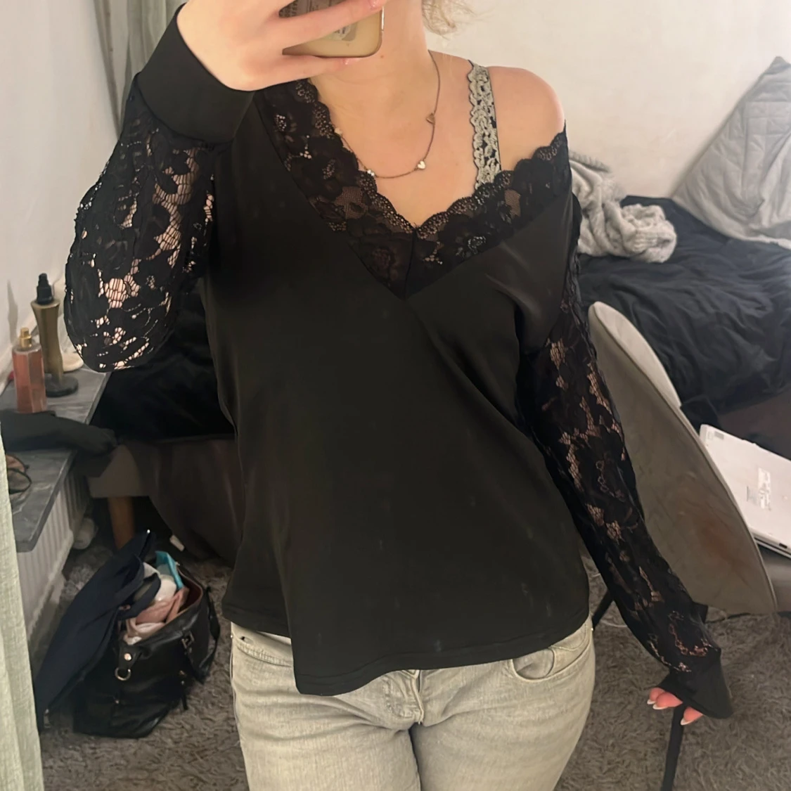 Svart blus med spetsdetaljer - 1