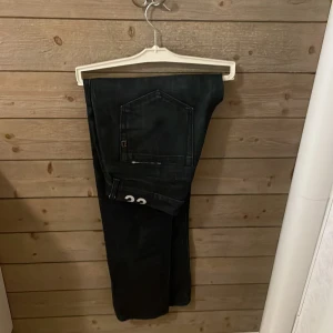 Svarta jeans från Dondup - Säljer ett par svarta jeans från Dondup med sjuk snygg passform. Nypriset på dessa ligger på 4000 kr| MVH TRENDY CLOTHING 🔵skriv för mått och frågor