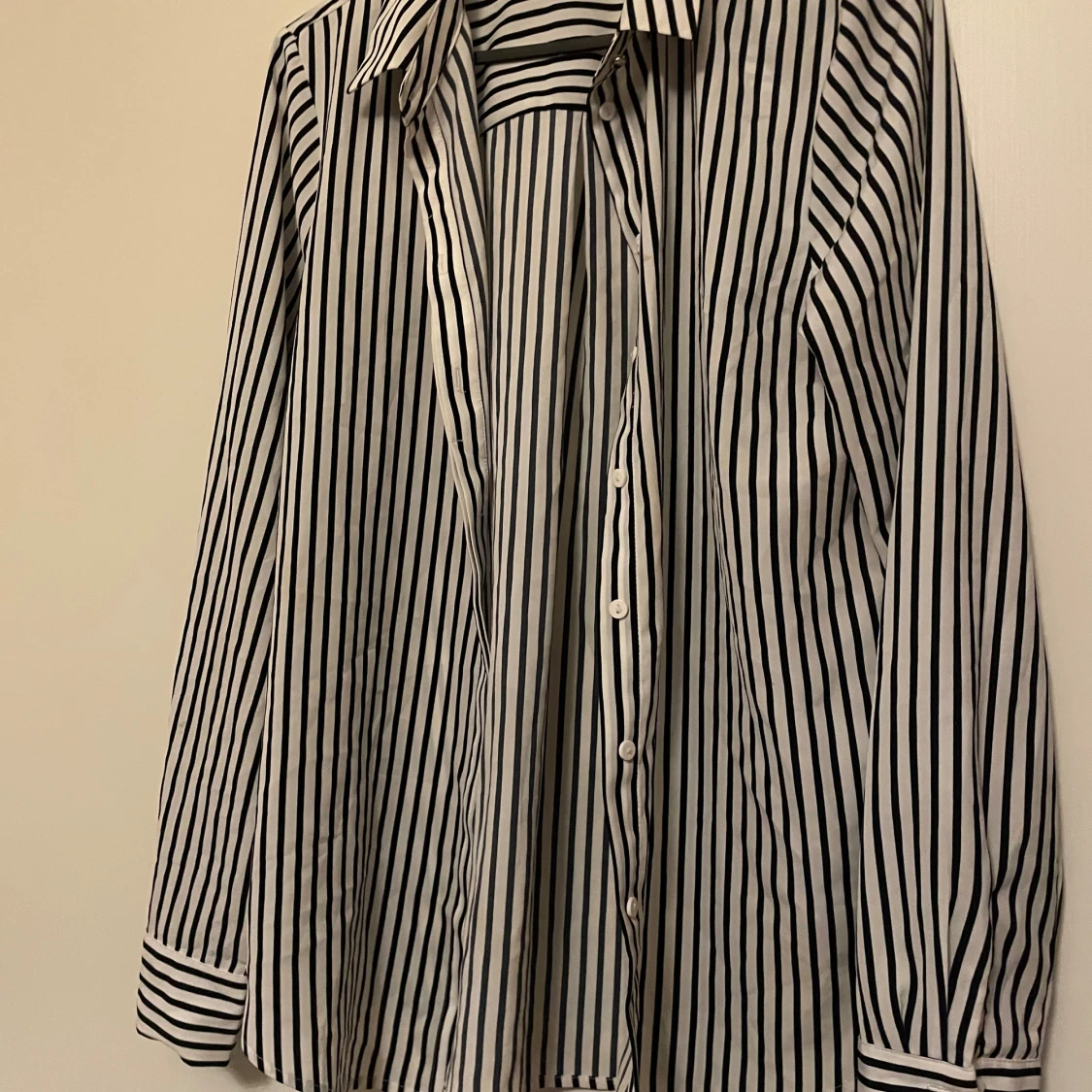 Randig vit och svart skjorta - 1