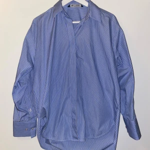 Blårandig oversize skjorta - Snygg oversize blå skjorta från Zara med tunna vita ränder och klassisk krage💌knappt använd!