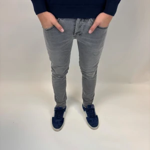 Dondup Jeans Geoege  - Dondup Jeans George! Trendigaste jeansen på marknaden.  Skick= 9,5/10 Ny pris= 4000 kr Säljs för= 799 kr (Modellen har original slitningar från fabrik vilket är väldigt eftertraktat och populärt)