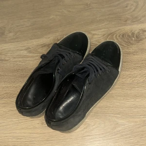 Svarta sneakers från Lanvin med lacktå - Helt sönder lanvins för lågt pris . Diskuterar pris i chatt 