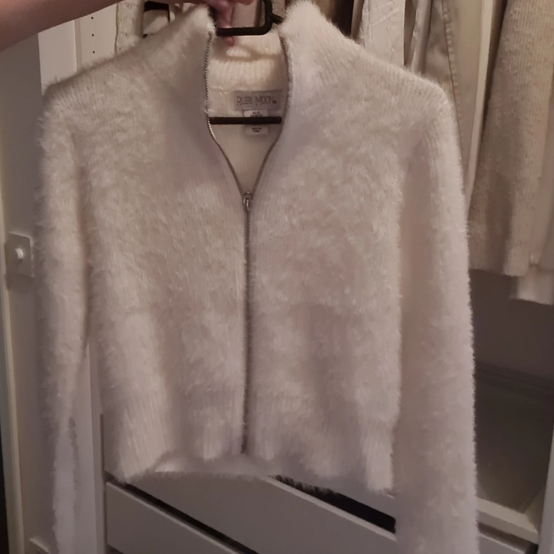 Creme/beige fluffig kofta från Ruby Moon - 1