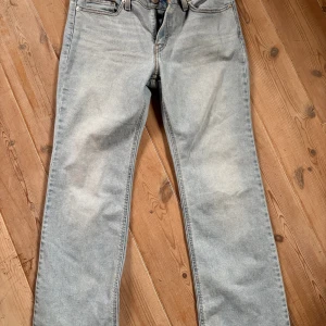 Levi's Superlow Boot ljusblå jeans W29 L30 - Ljusblå jeans från Levi's i modellen Superlow Boot med klassisk femficksdesign och låg midja. Jeansen har bootcut-ben och är tillverkade i mjukt denimtyg. Perfekt för dig som gillar retrovibbar och avslappnad stil. Köpte för 800kr.