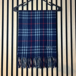 Burberry halsduk  - Mörkblå rutig burberry halsduk | Skick 9/10 | Hör gärna av dig vid minsta fundering😊