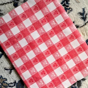 Ny Julduk /Bordsduk Från Duni  - Helt ny, mått 120*180cm Ha en sån julbordsduk som skapar en festlig och ombonad känsla, förhöjer julstämningen och tillför en härlig färgklick till ditt hem. Kolla mina andra annonser för samfrakt. 