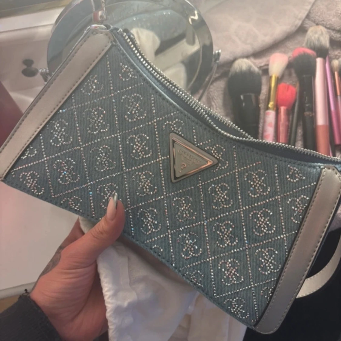 Blå axelväska från Guess med mönster - 1