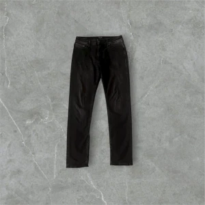 Svarta relaxed jeans från H&M - Svarta jeans från H&M i relaxed fit med raka ben och klassisk femficksdesign. Jeansen är tillverkade i bomull och har en enkel, stilren look som passar till det mesta. Midjan är normal och modellen är rak hela vägen ner. Nypris 349kr: Mitt pris 100kr