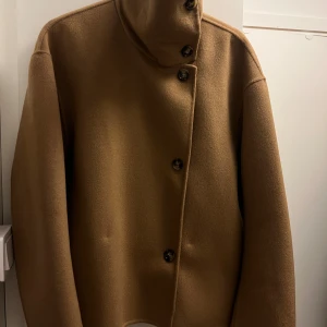 Arket kort ullkappa - Superfin jacka från arket som tyvärr inte kommer till användning. Använd få gånger, som ny!. Strl 38 så lite oversize på mig är S🧡