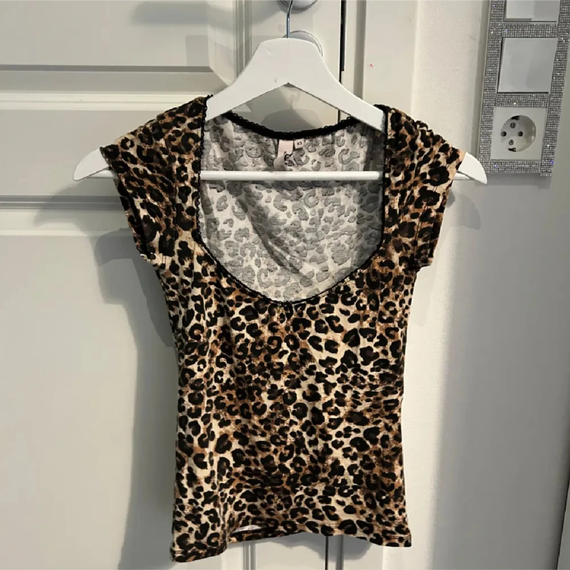 Leopardmönstrad topp med djup ringning