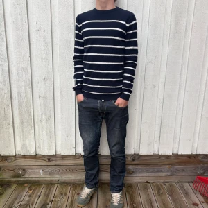 Randig Stickad Tröja - Säljer nu en riktigt snygg randig tröja!🍁🌤️| Hör gärna av dig!✌🏻👑