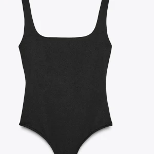 Svart body från Zara - En stilren svart body med breda axelband och fyrkantig urringning. Bodyn är från Zara och använd max 2 gånger. Nypris är 199kr💗