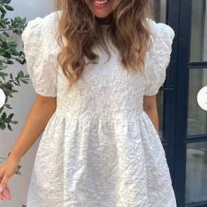 Studenklänning med puffärm - Superfin klänning från By IC🫶🏻köpte inför studenten men gick ej att returnera så säljer den nu, den är helt oanvänd och i nytt skick med lapp kvar. Köpte för 650 men säljer för 550🫶🏻