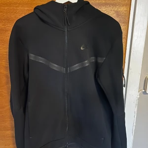 Nike tech fleece - Svart tech fleece i bra skick 