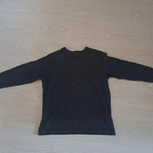 Ralph Lauren tröja - Hej! Jag säljer min Ralph Lauren tröja som jag har växt ut. Tröjan är i väldigt bra skick och kvalitet. Det finns inget hål eller någon slags av fläck på tröjan. 