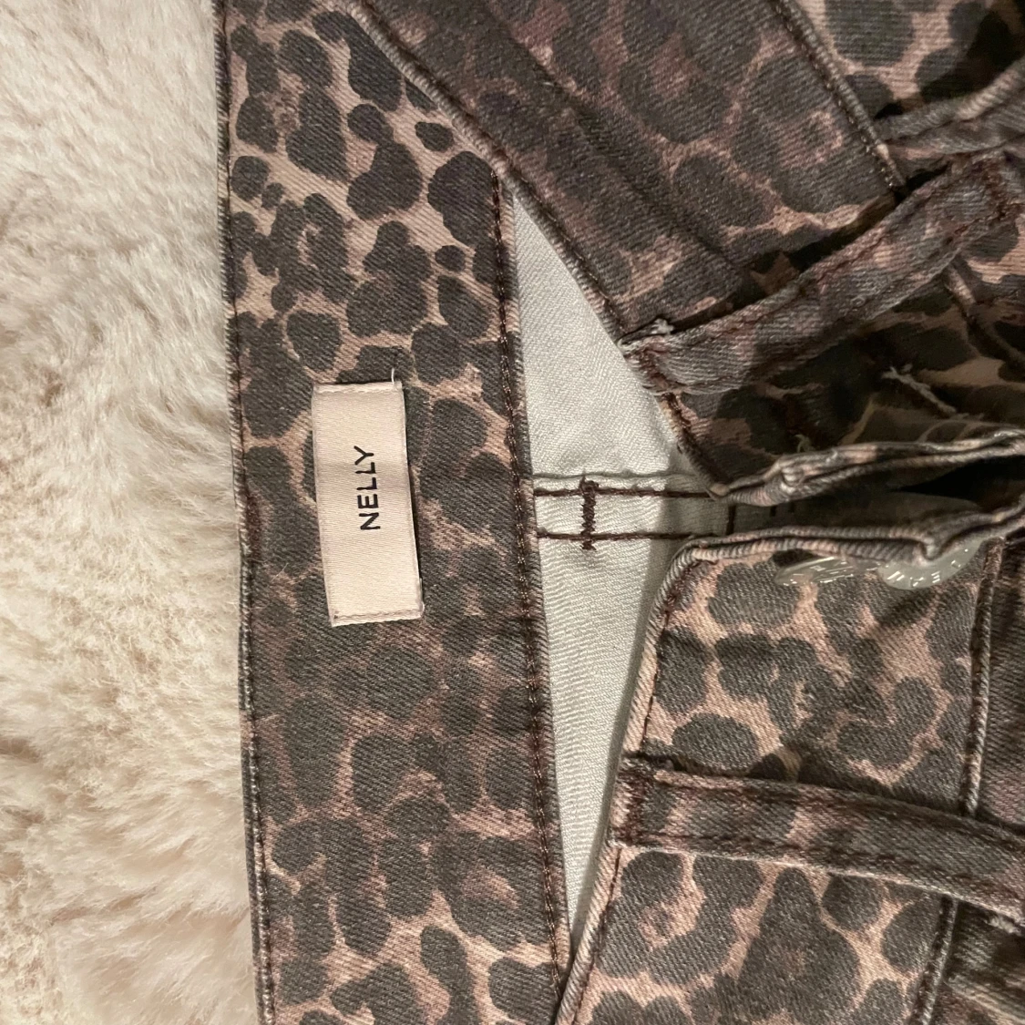 Leopardmönstrade bootcut jeans från Nelly - 3