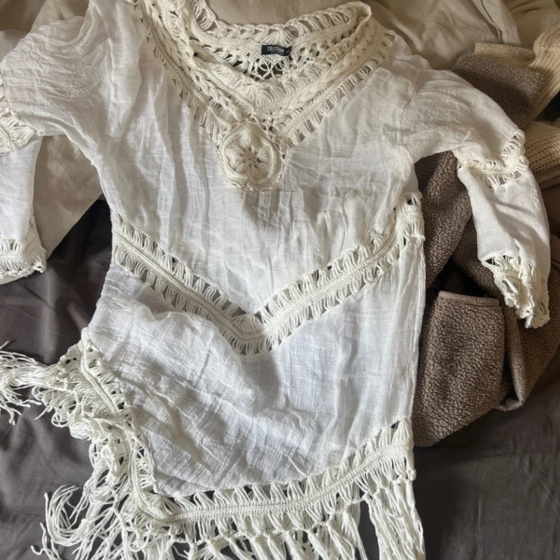 Vit boho klänning med fransar