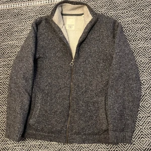 Stickad fodrad cardigan  - Snygg stickad fodrad cardigan / höst/vårjacka. Storlek L men passar M. Defekt förekommer, hål på insidan samt minimalt hål över högerficka, inget man tänker på men därav priset. Skriv vid minsta intresse 😀