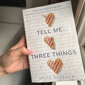 Tell Me Three Things - En New York Times-bestseller med ett charmigt omslag och handskrivna texter. Perfekt för dig som gillar romantik och humor.🤎 Kantstött men bra skick, läst en gång 