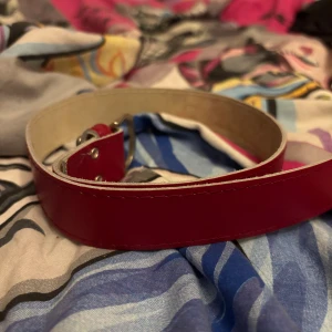 Rött bälte - Rött bälte, ca 90cm. Skriv om ni har frågor! Priset kan diskuteras och jag kan gärna mötas upp!