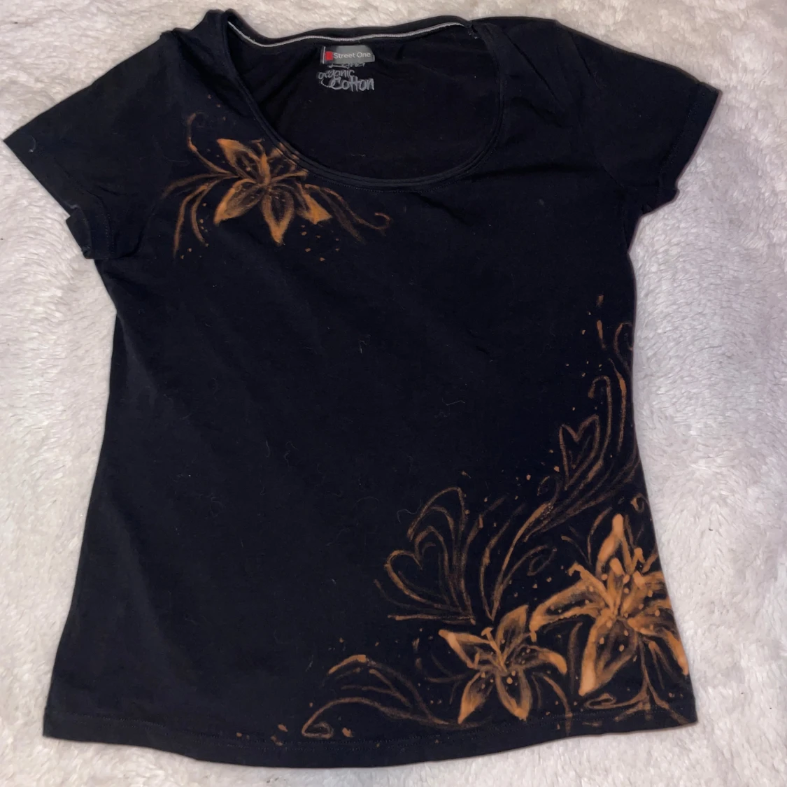 Svart blommig t-shirt 