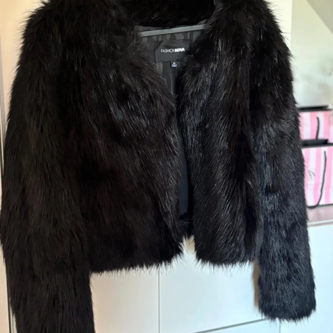 Svart pälsjacka