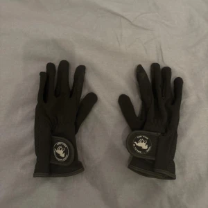 Svarta ridhandskar  - Köpt från Ullared Typ aldrig använda, inga defekter Ordinarie pris: 200kr Inget foder på insidan