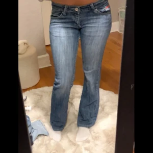 Blå bootcut jeans från Seven7 - Säljer dessa snygga jeans för dom inte kommer till användning. Dom är lågmidjade, kom privat för mer info, pris kan även diskuteras💕