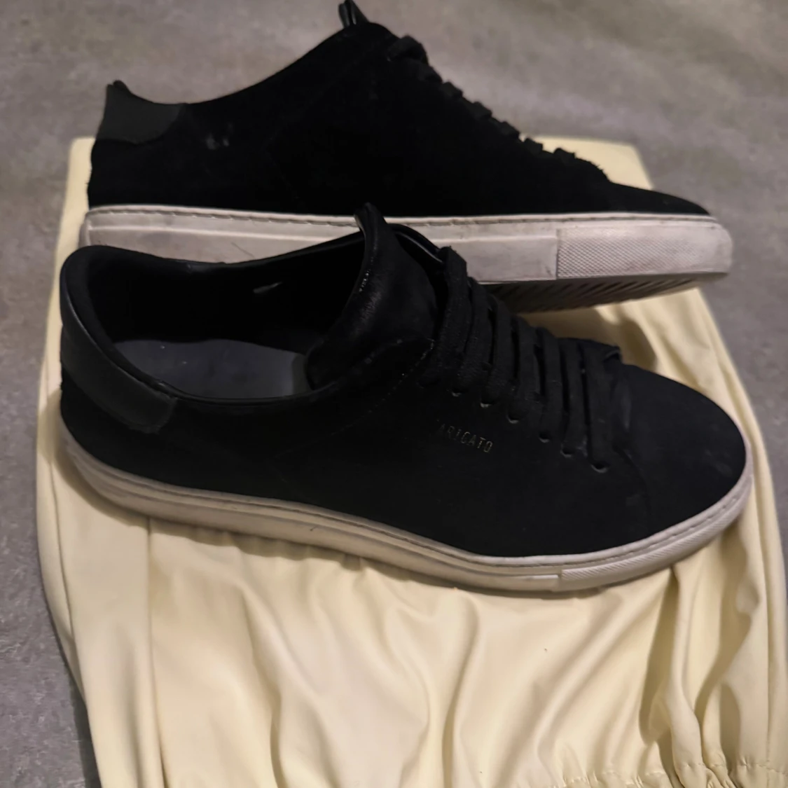 Axel Arigato. Har inte använt dom mycket, med påsen, inför vintern, snabb leverans. - 1