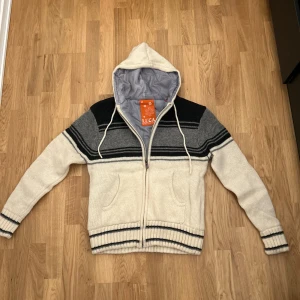 Stickad cardigan  - Stickad cardigan med foder perfekt inför det kallare dagarna storlek M, inga defekter förekommer. För mer frågor eller funderingar är det bara att höra av sig!