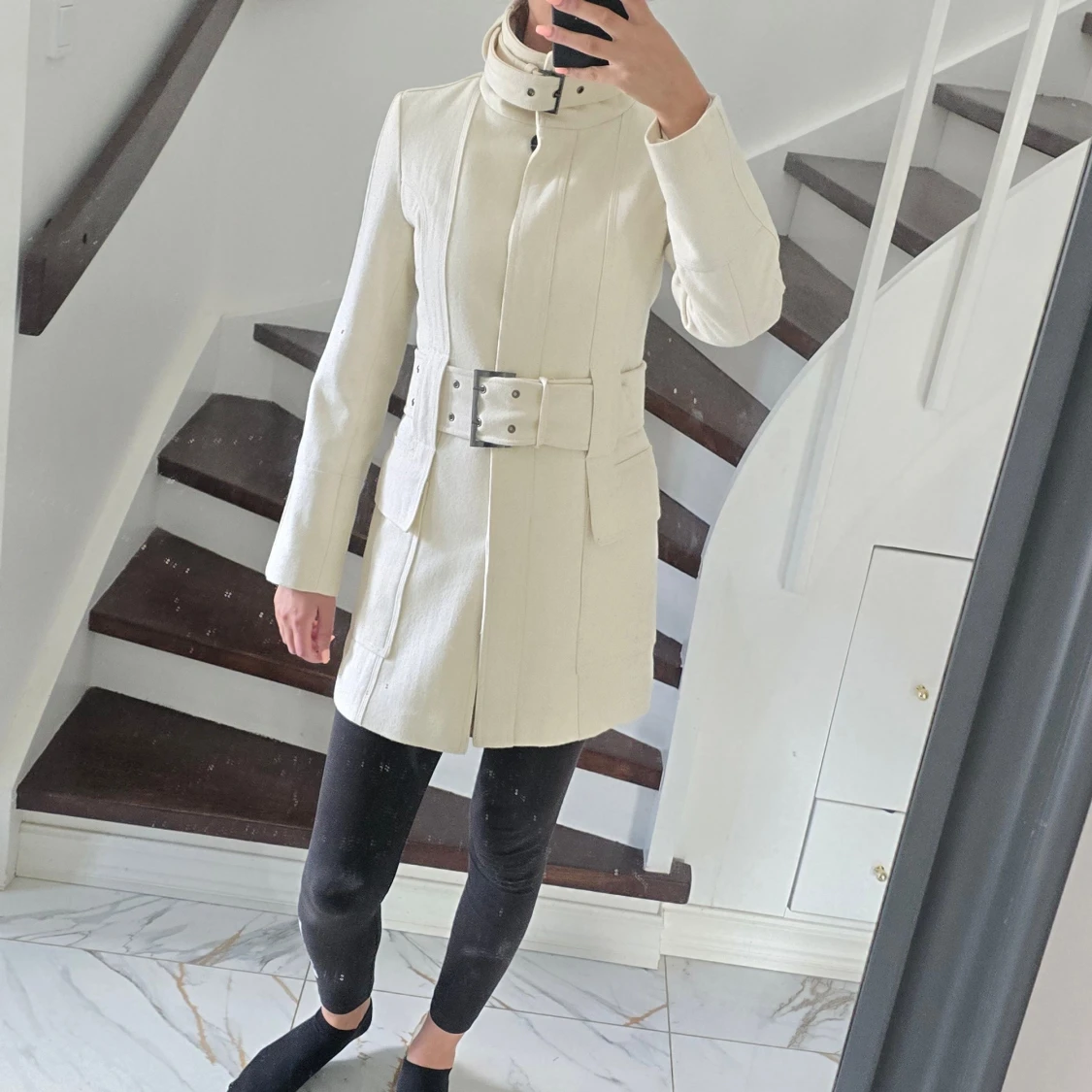 Elegant krämfärgad kappa med bälte – figursydd och stilren