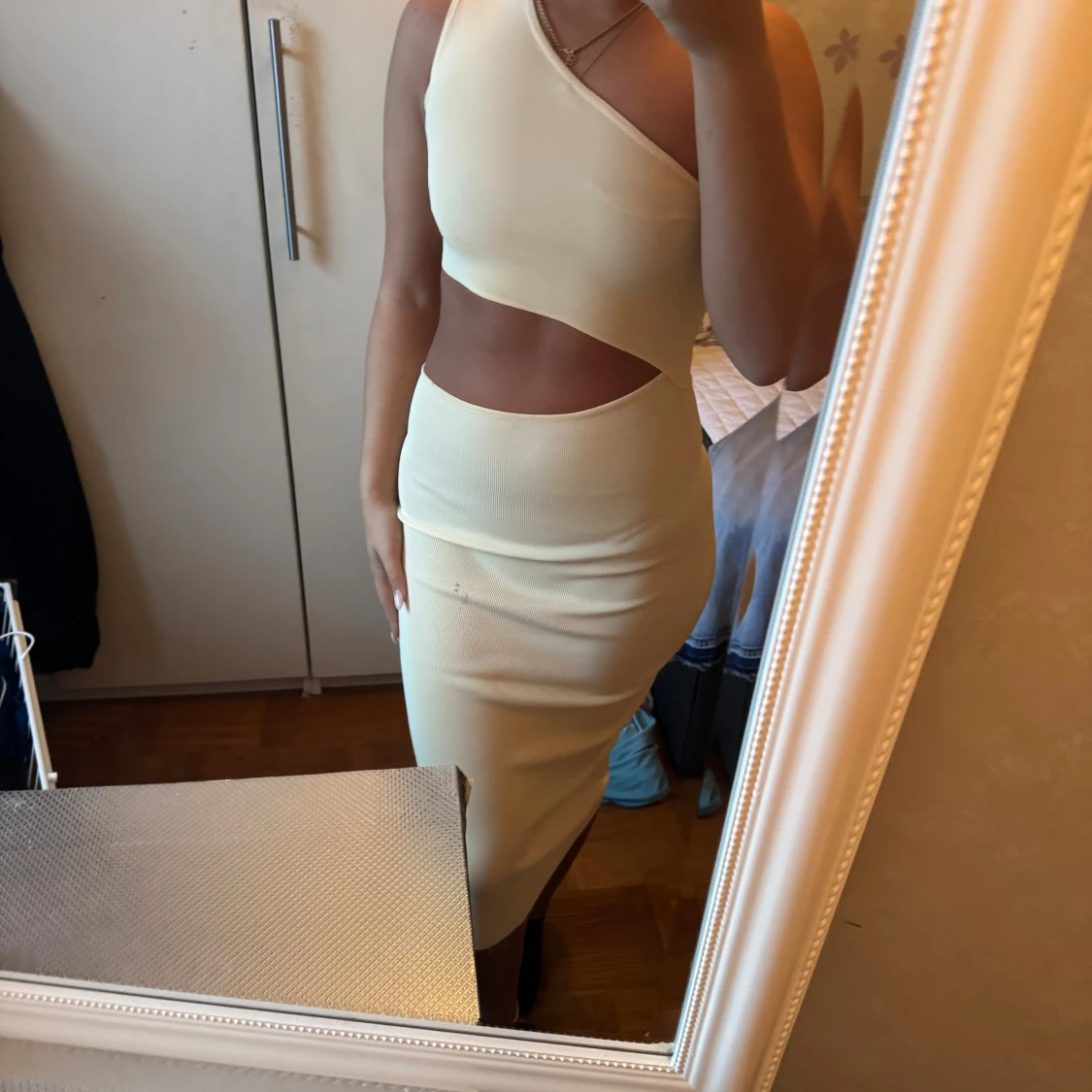 Beige one shoulder midiklänning - 2