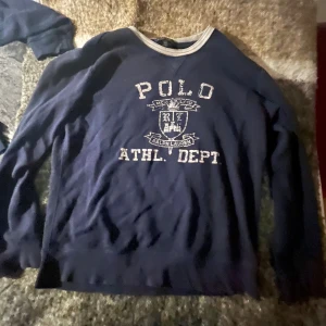  Mörkblå tröja från Polo Ralph Lauren - En tvärfet tröja från Ralph lauren. 