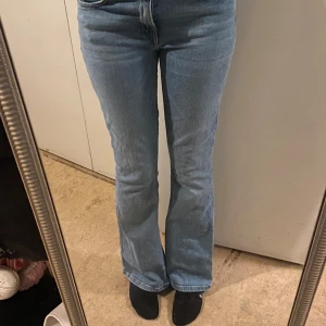 Ljusblå bootcut jeans - Bootcut jeans för 65kr. Är 165 och de är lite för korta på mig (har långa ben). Inga skador, aldrig använts ute.