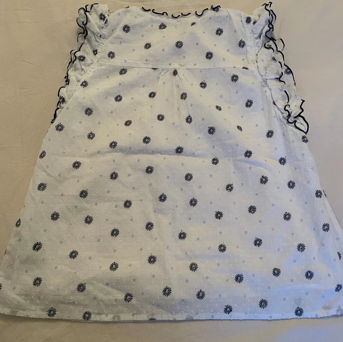 Vit blus med små blå blommor & puffärmar – Lindex - 3