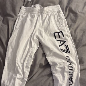 Emporio Armani byxor - Säljer dessa knappt använda byxorna, low waist
